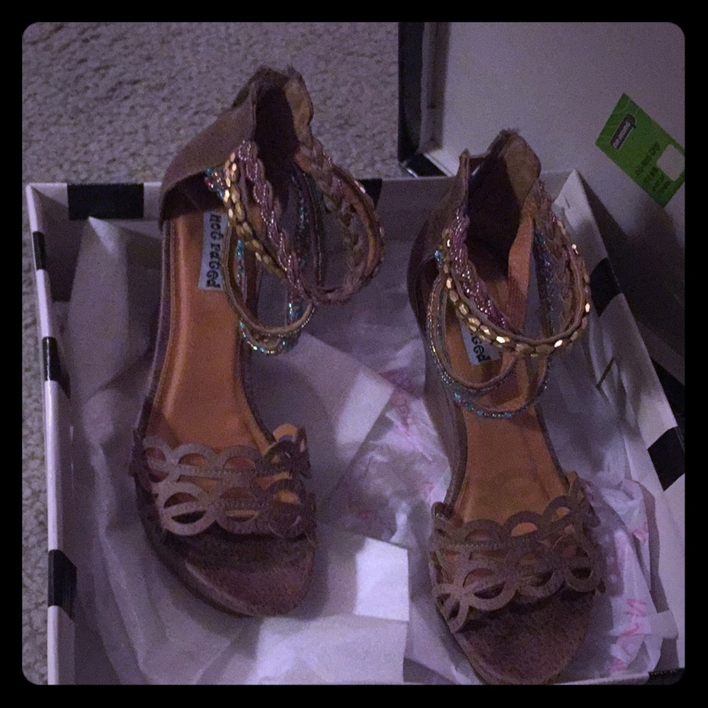 Size 6 wedges not rated still in box.